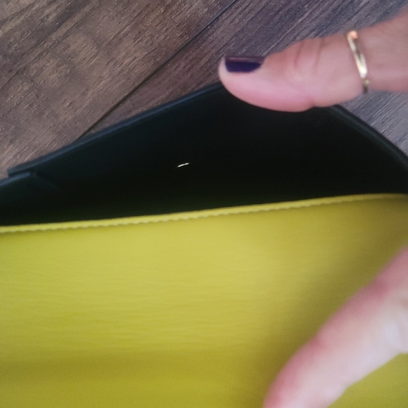 GUESS Chartreuse Belt Bag Crossbody w/ Snakeskin Strap – Envelope Style - Picture 4 of 6